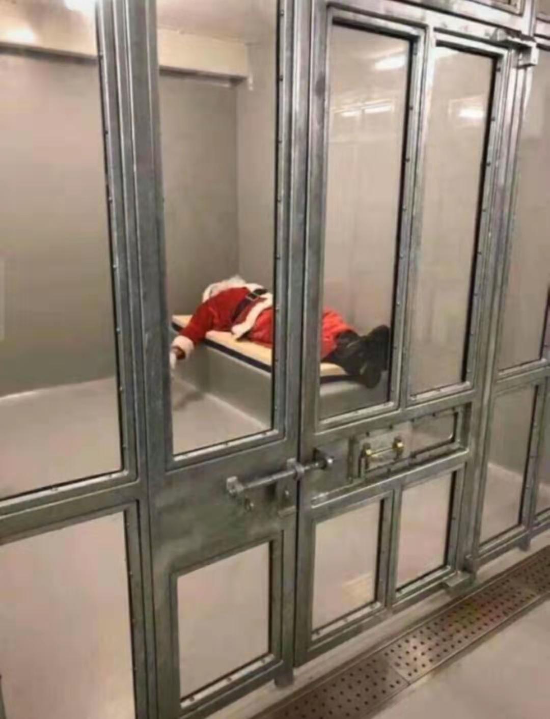 抖音圣诞老人被关在监狱里图片