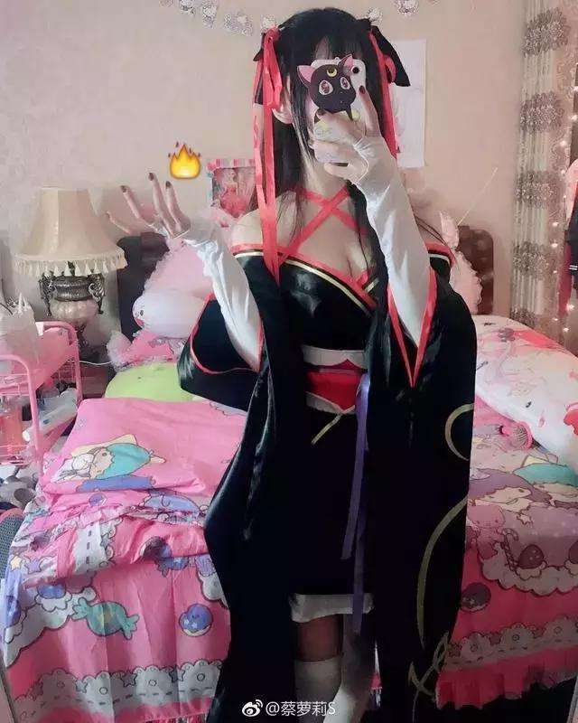 抖音有个主播名叫菲菲三分像人七分像鬼完整版歌曲mv在线看